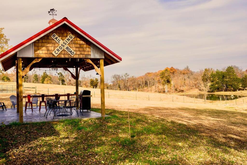 Bourbon Trail: Caboose On The Farm Villa Lawrenceburg Bagian luar foto